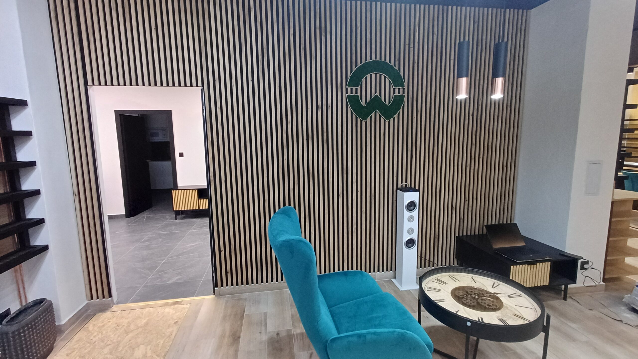 Stěna obložená dřevěnými akustickými panely